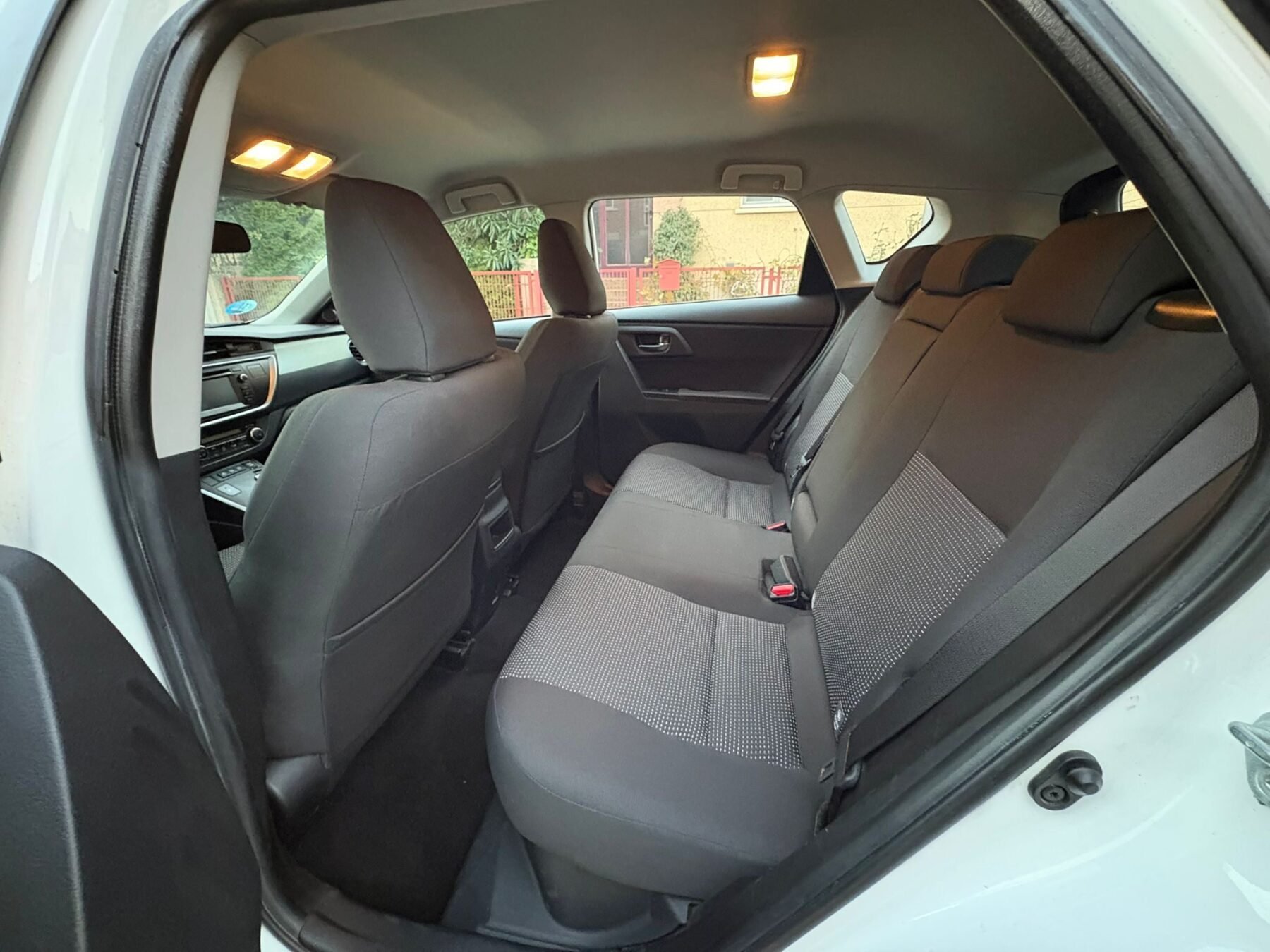 TOYOTA AURIS 1.8VVT-i HSD CVT Híbrido 