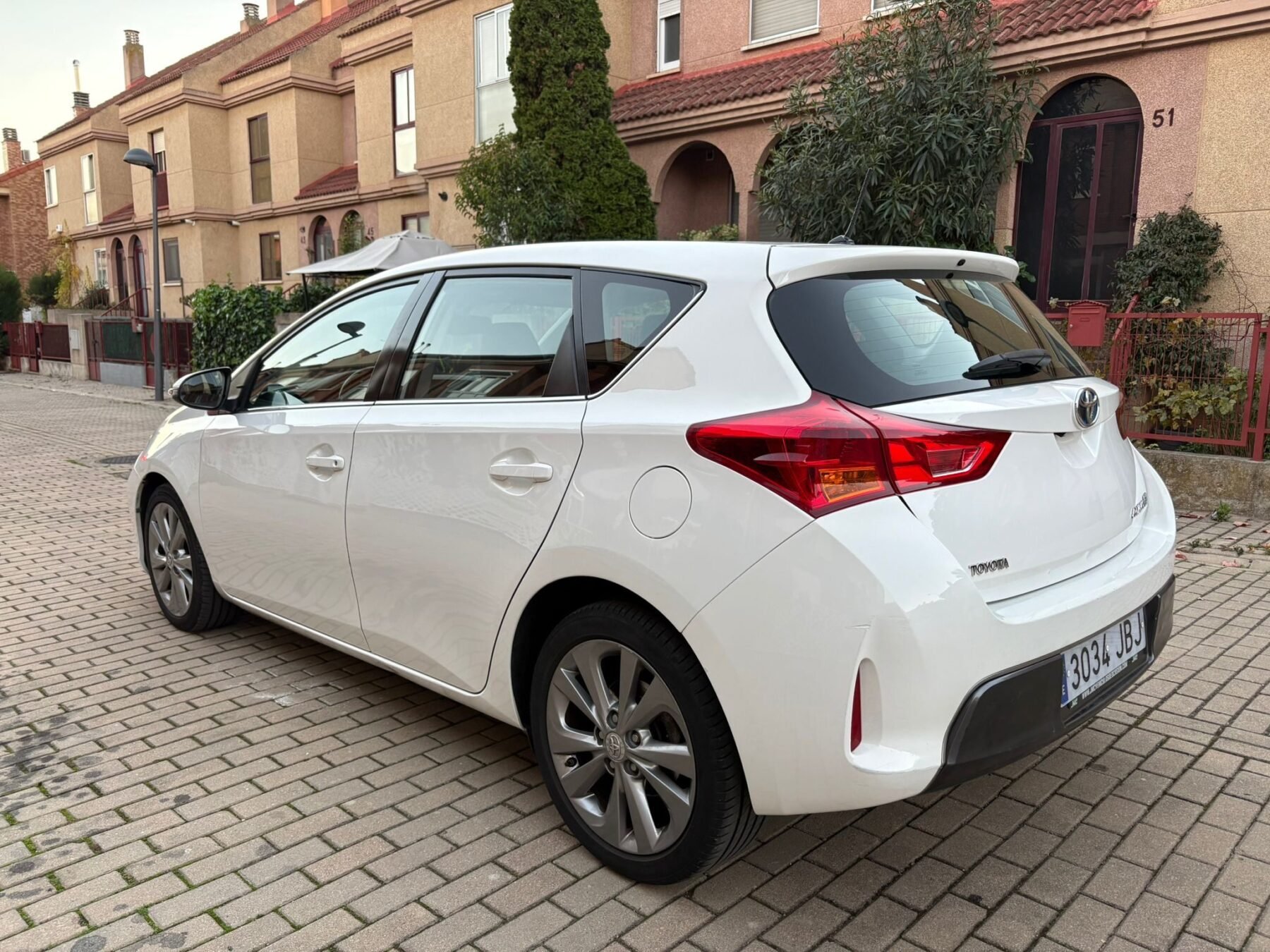 TOYOTA AURIS 1.8VVT-i HSD CVT Híbrido 