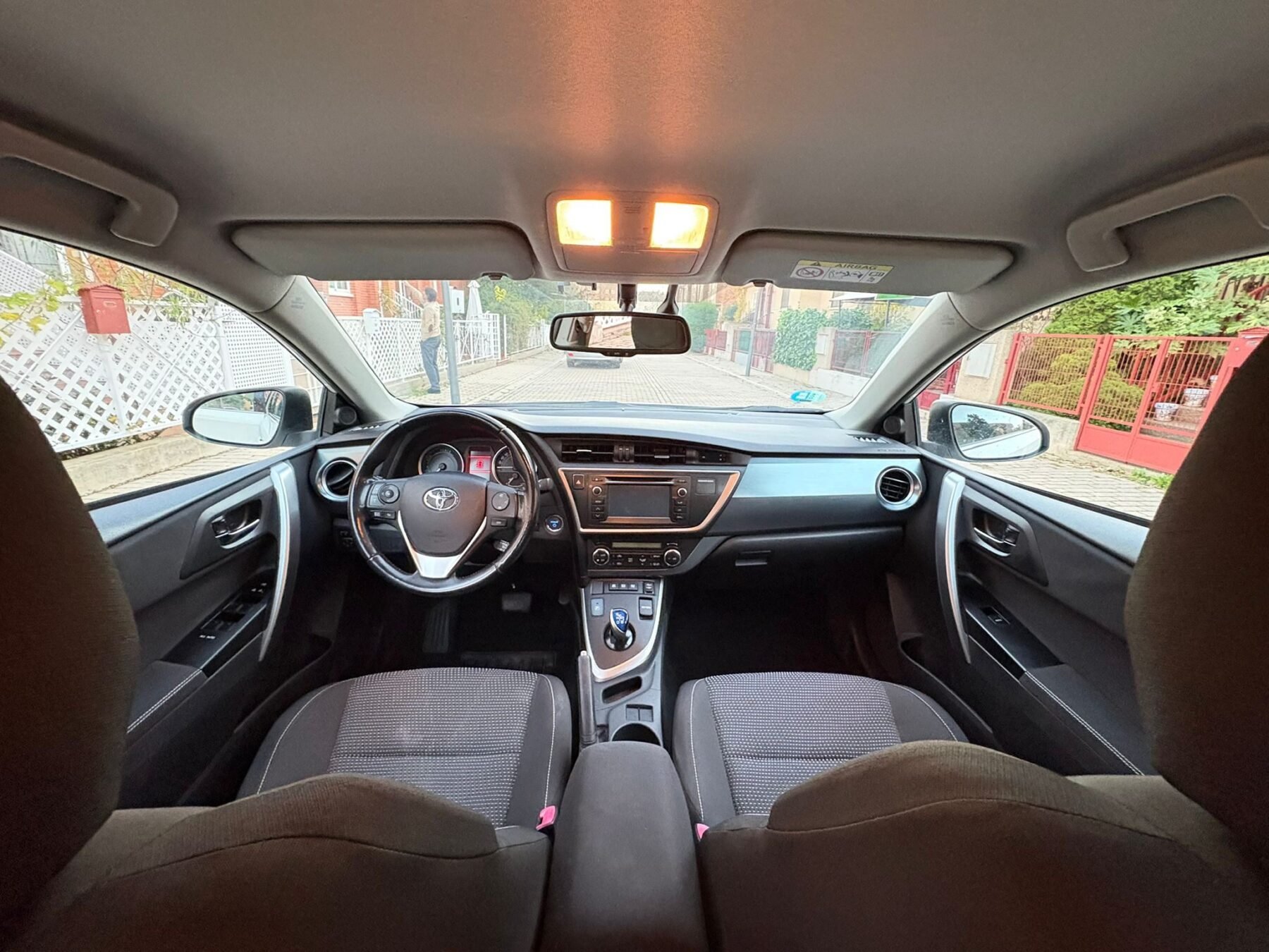 TOYOTA AURIS 1.8VVT-i HSD CVT Híbrido 