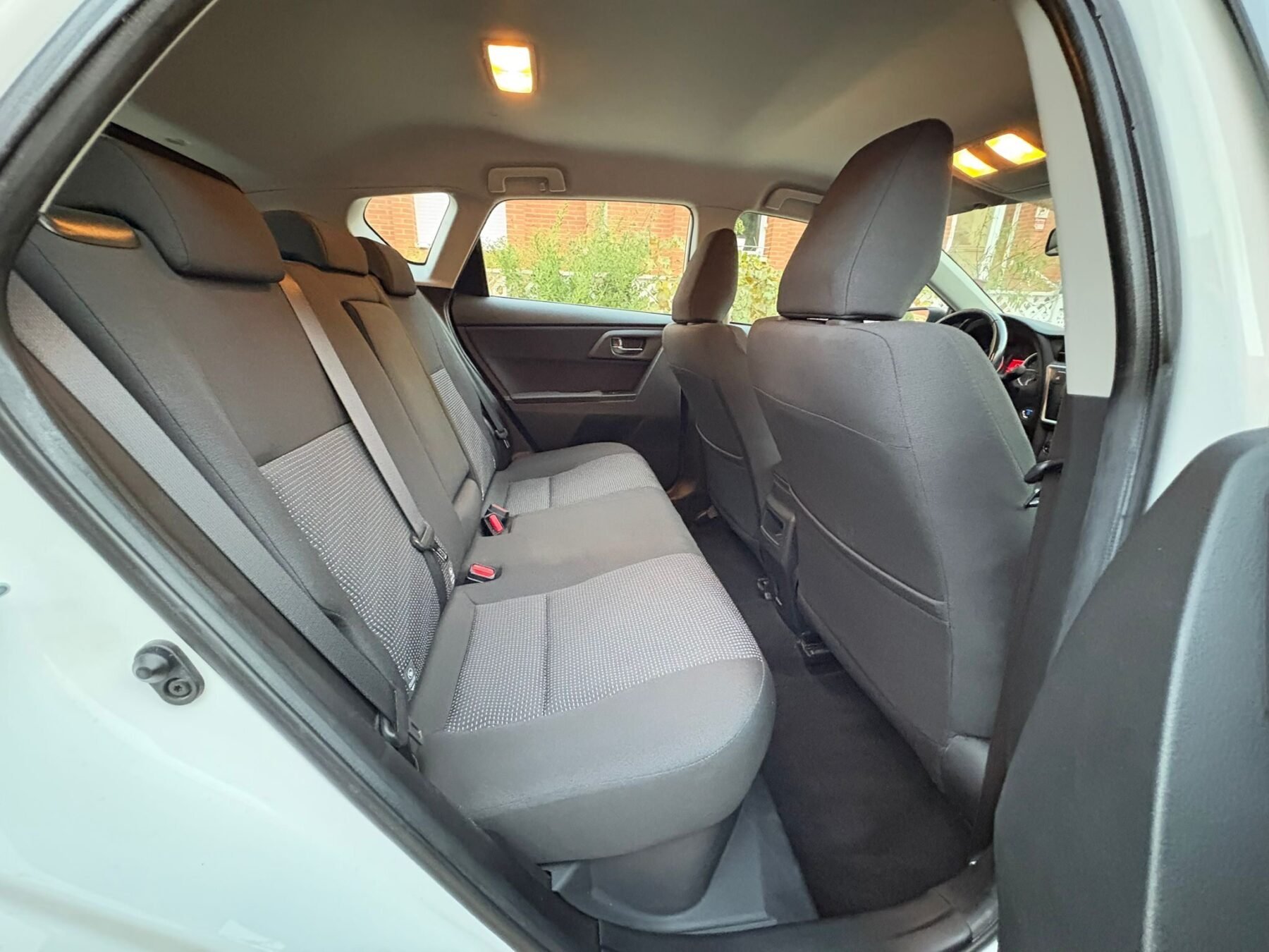 TOYOTA AURIS 1.8VVT-i HSD CVT Híbrido 