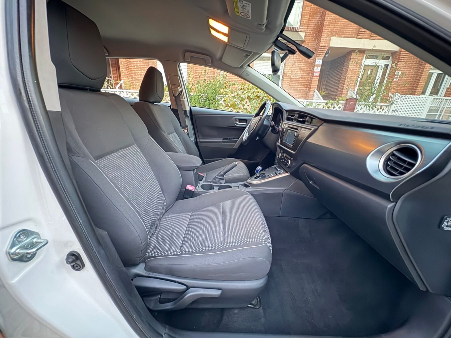 TOYOTA AURIS 1.8VVT-i HSD CVT Híbrido 