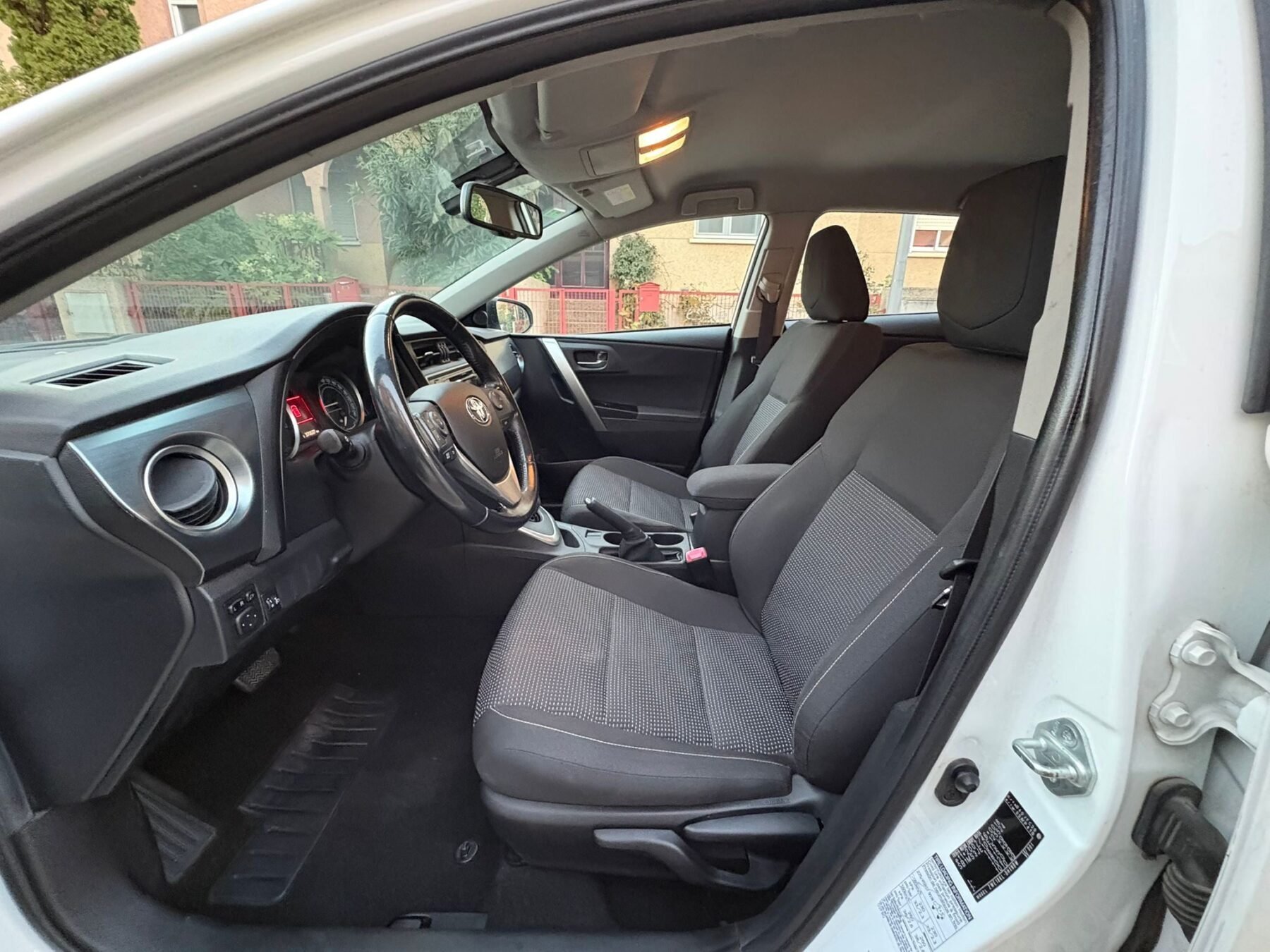 TOYOTA AURIS 1.8VVT-i HSD CVT Híbrido 